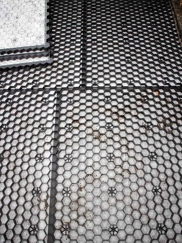 EuroGravel Kiesgitter PLUS mit Unkrautvlies schwarz verlegt